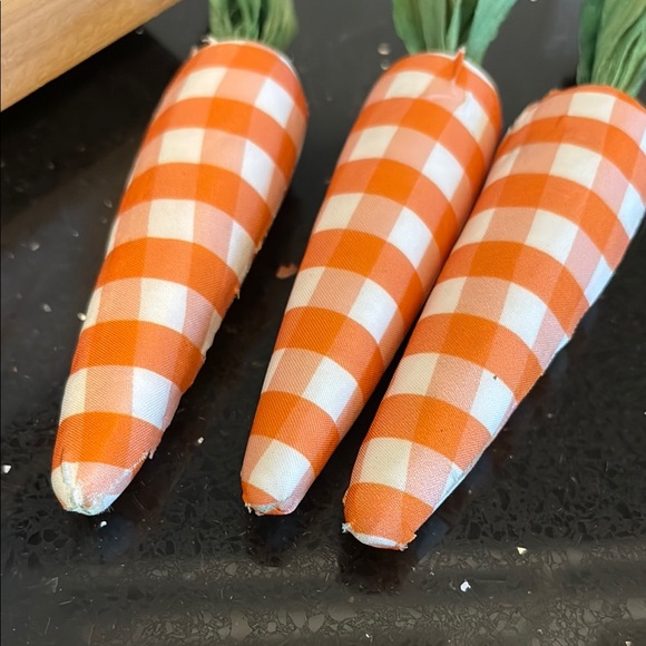 NWT Farm Fresh Easter Bunny Carrot Sign & 3 Orange Gingham Checked Carrots - Picture 8 of 10